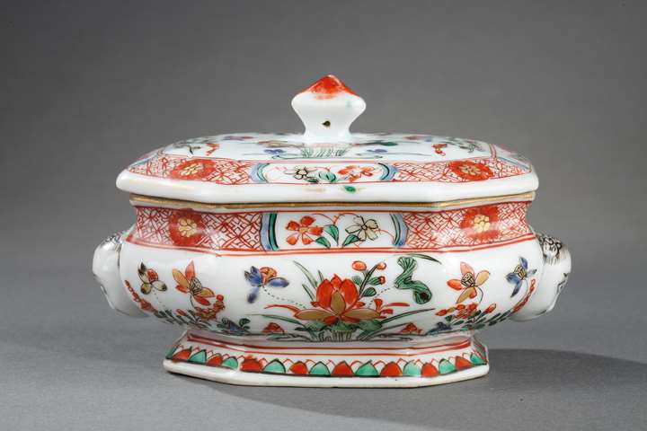 Spice box "Famille verte porcelain" decorated with flowers and molded two European heads